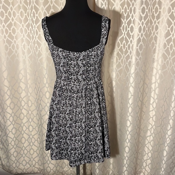 Black top with white and gray flowers from BeBop Size M - Picture 4 of 8